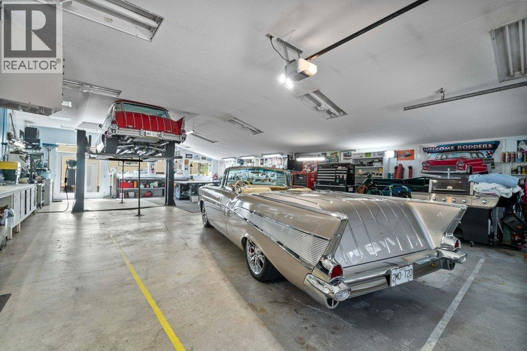 4842 Sunnybrae Canoe Point Road, Tappen, BC - Indoor Photo Showing Garage