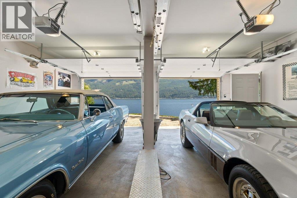 4842 Sunnybrae Canoe Point Road, Tappen, BC - Indoor Photo Showing Garage