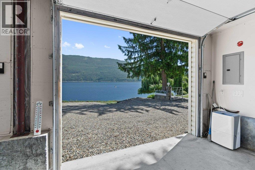 4842 Sunnybrae Canoe Point Road, Tappen, BC -