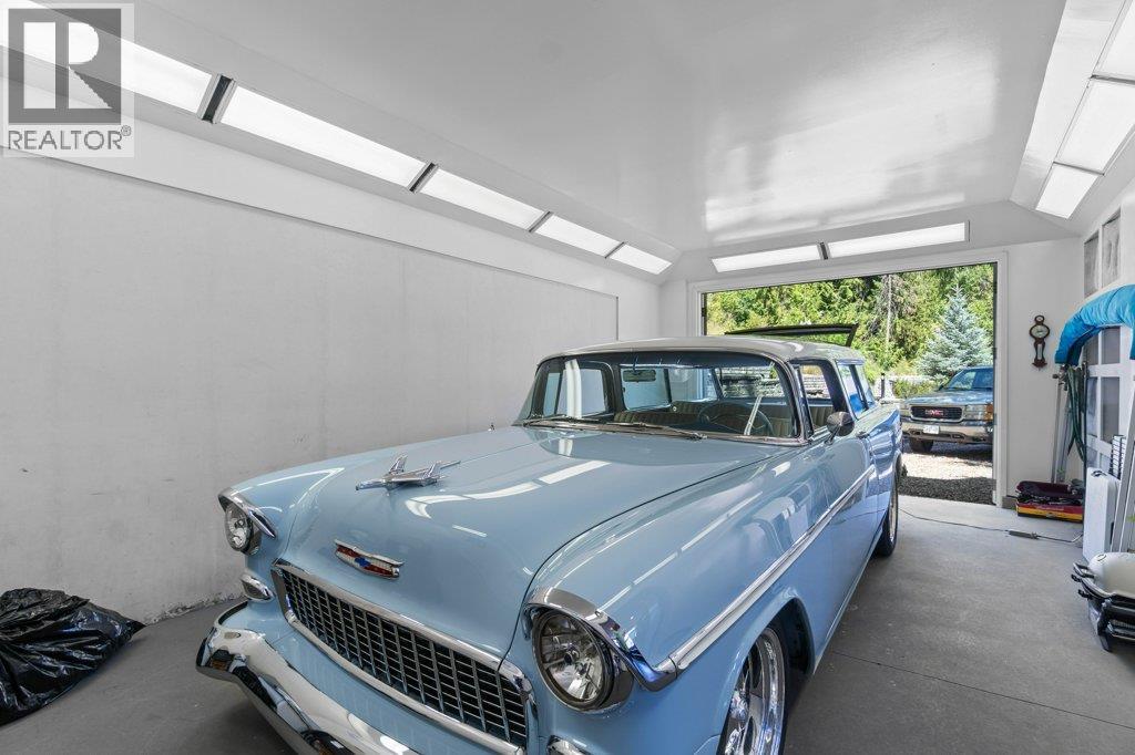 4842 Sunnybrae Canoe Point Road, Tappen, BC - Indoor Photo Showing Garage
