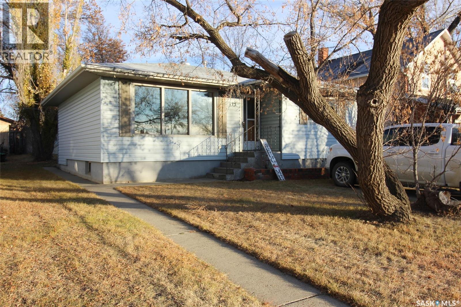 175 6Th Avenue W, Shaunavon, SK - Outdoor