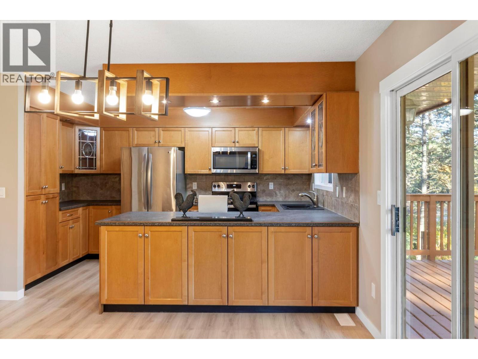 4019 Miller Road, Kelowna, BC - Indoor Photo Showing Kitchen