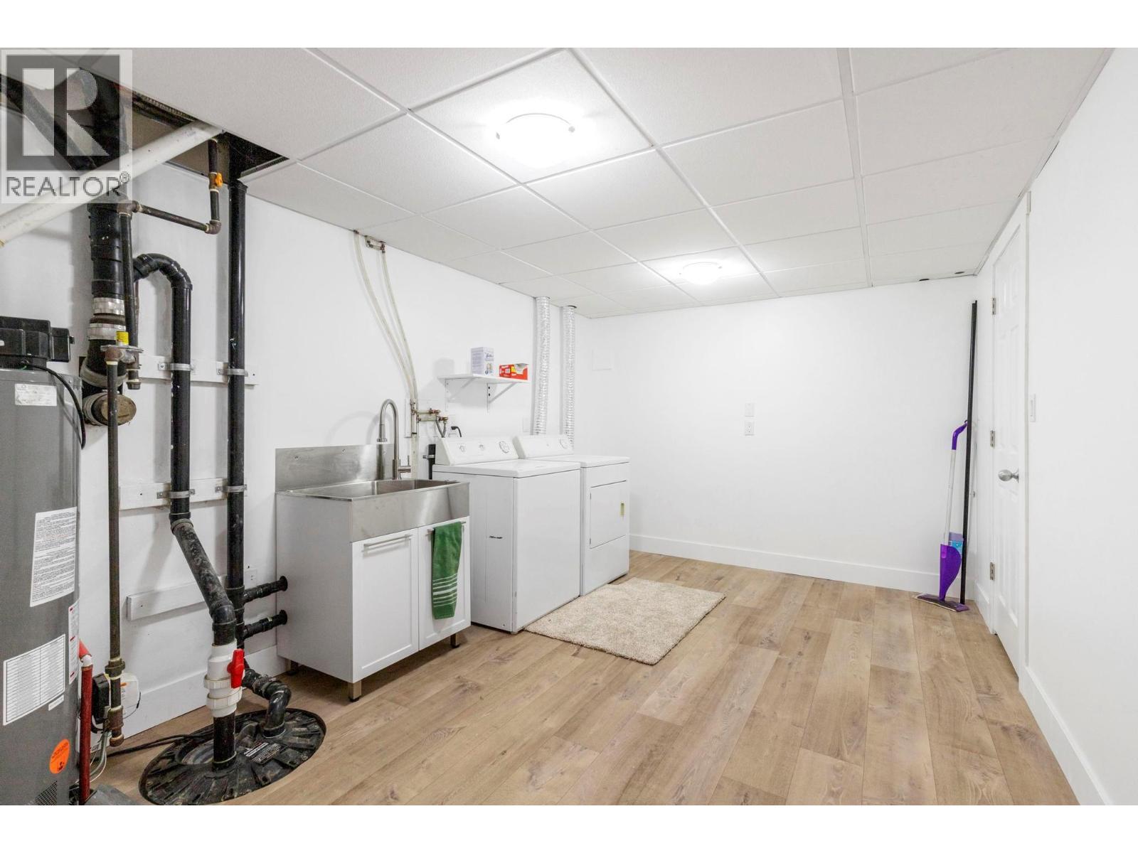 4019 Miller Road, Kelowna, BC - Indoor Photo Showing Laundry Room