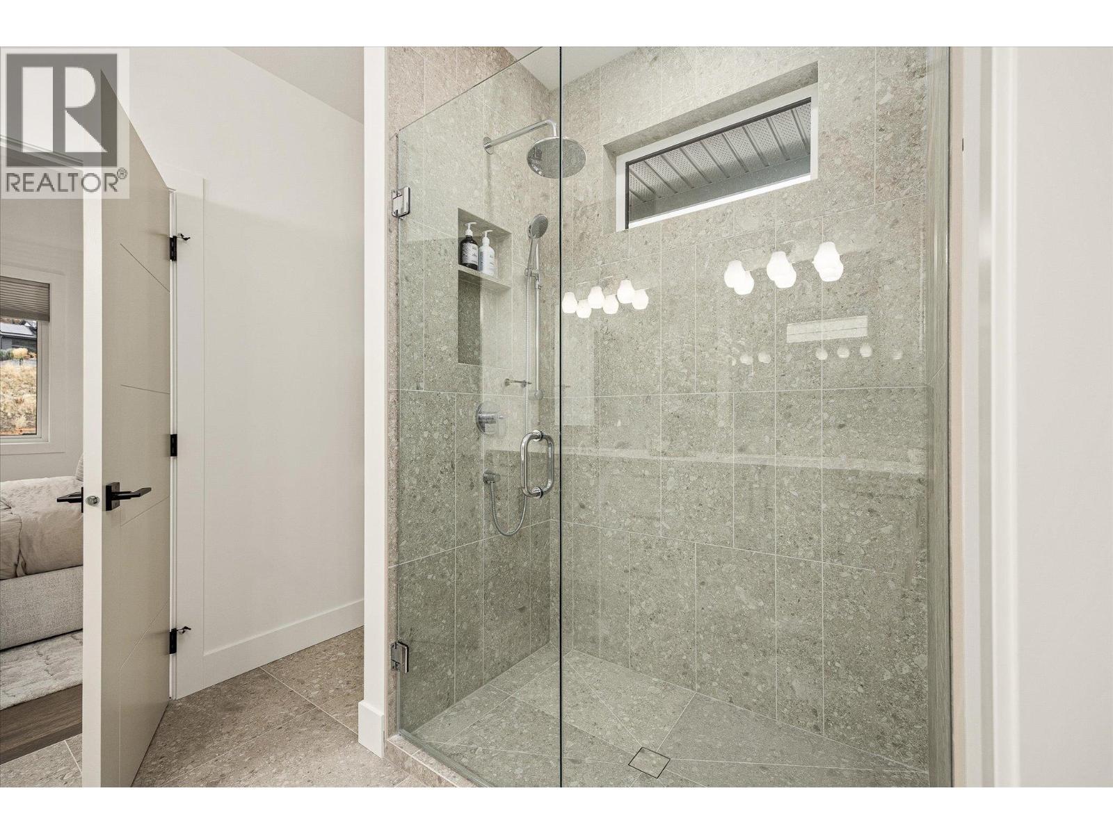 1437 April Springs Court, Kelowna, BC - Indoor Photo Showing Bathroom