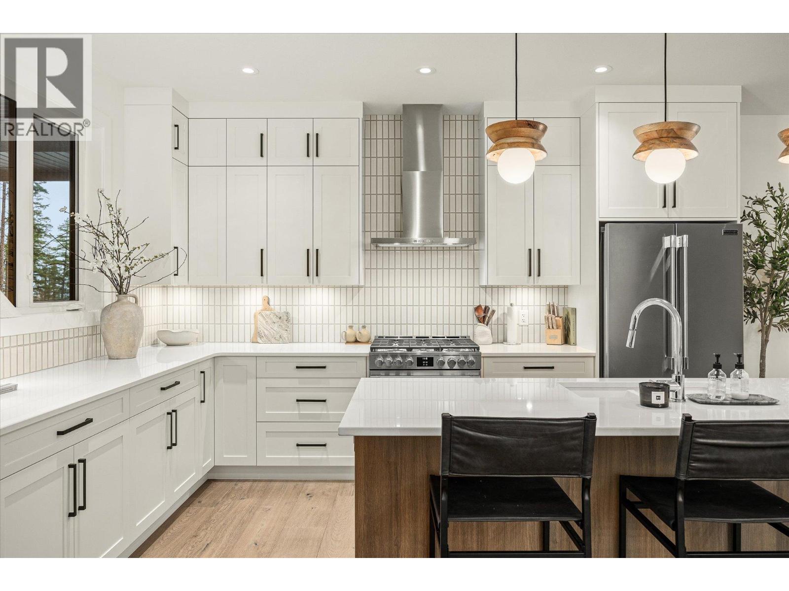 1437 April Springs Court, Kelowna, BC - Indoor Photo Showing Kitchen With Upgraded Kitchen