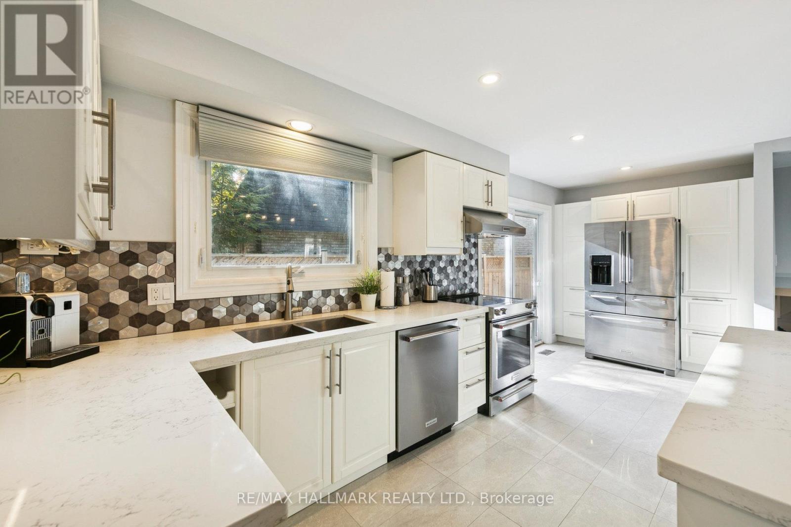 2251 Carol Road, Oakville, ON - Indoor Photo Showing Kitchen With Double Sink