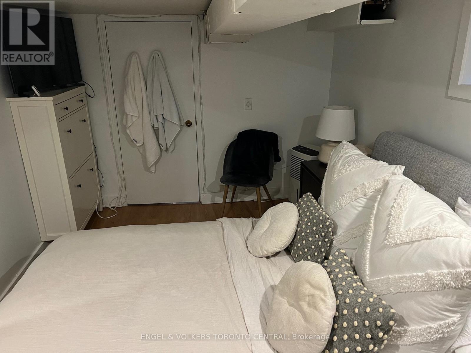 591 Pape Avenue, Toronto, ON - Indoor Photo Showing Bedroom