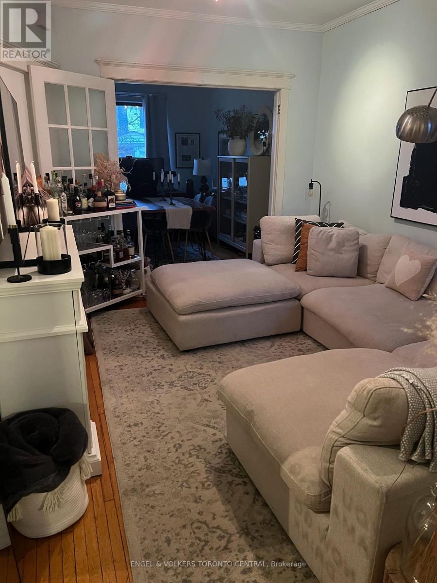591 Pape Avenue, Toronto, ON - Indoor Photo Showing Living Room