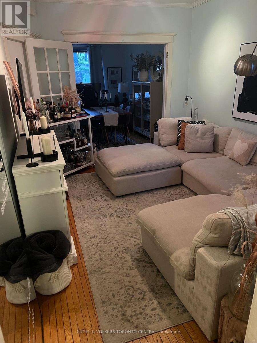 591 Pape Avenue, Toronto, ON - Indoor Photo Showing Living Room