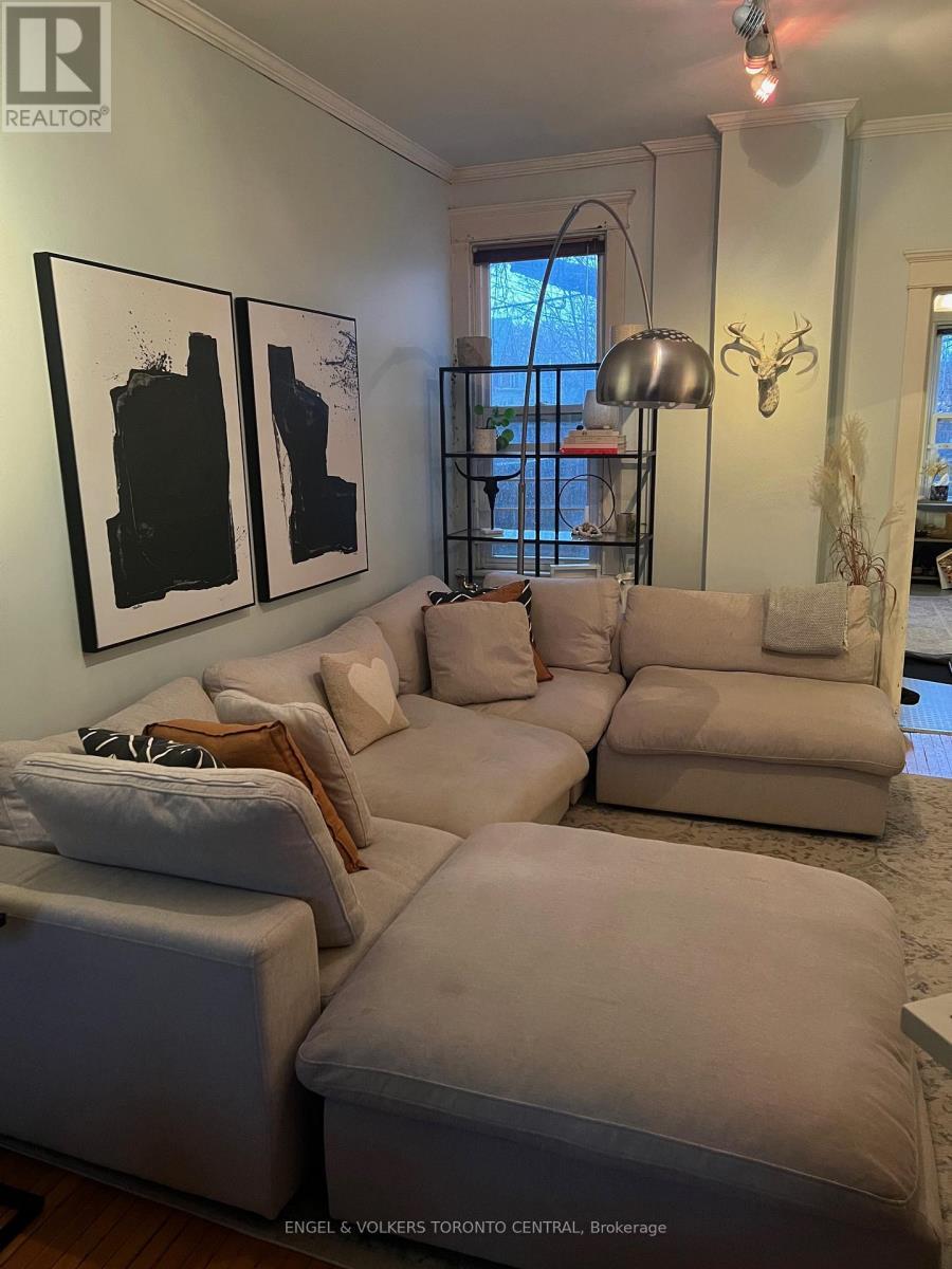 591 Pape Avenue, Toronto, ON - Indoor Photo Showing Living Room