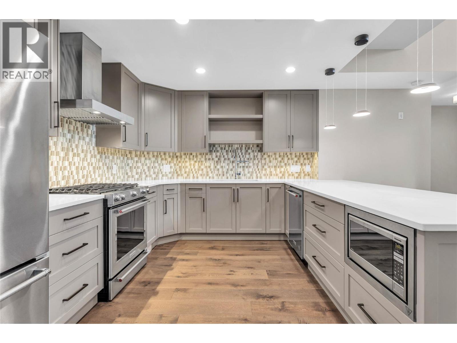 3865 Truswell Road Unit# 505, Kelowna, BC - Indoor Photo Showing Kitchen With Upgraded Kitchen