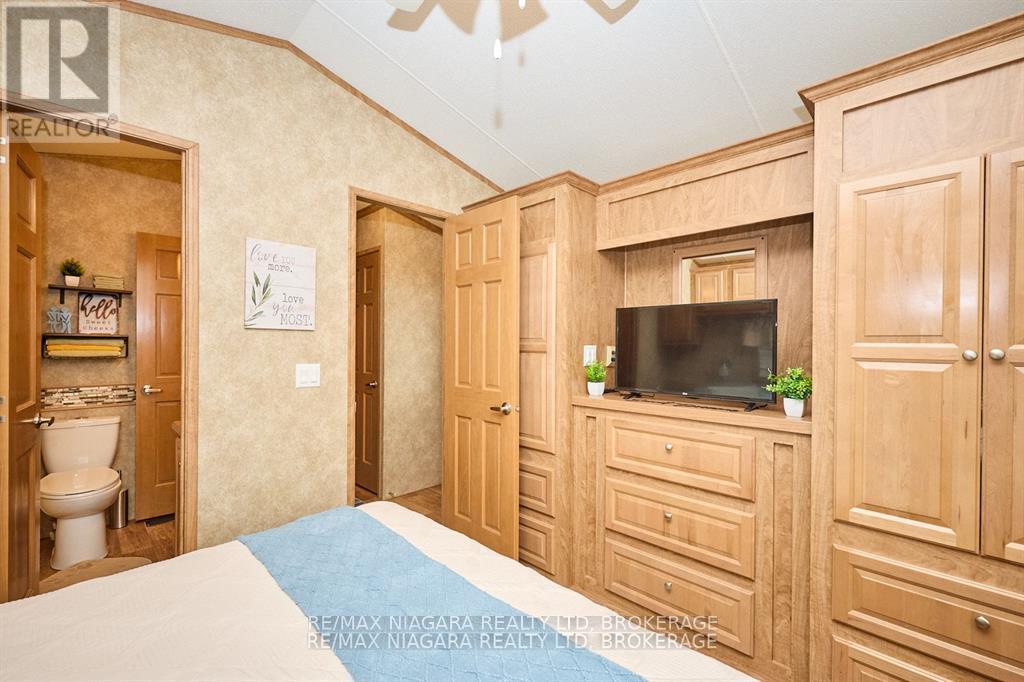 525 - 1501 Line 8 Road, Niagara-On-The-Lake (Queenston), ON - Indoor Photo Showing Bedroom