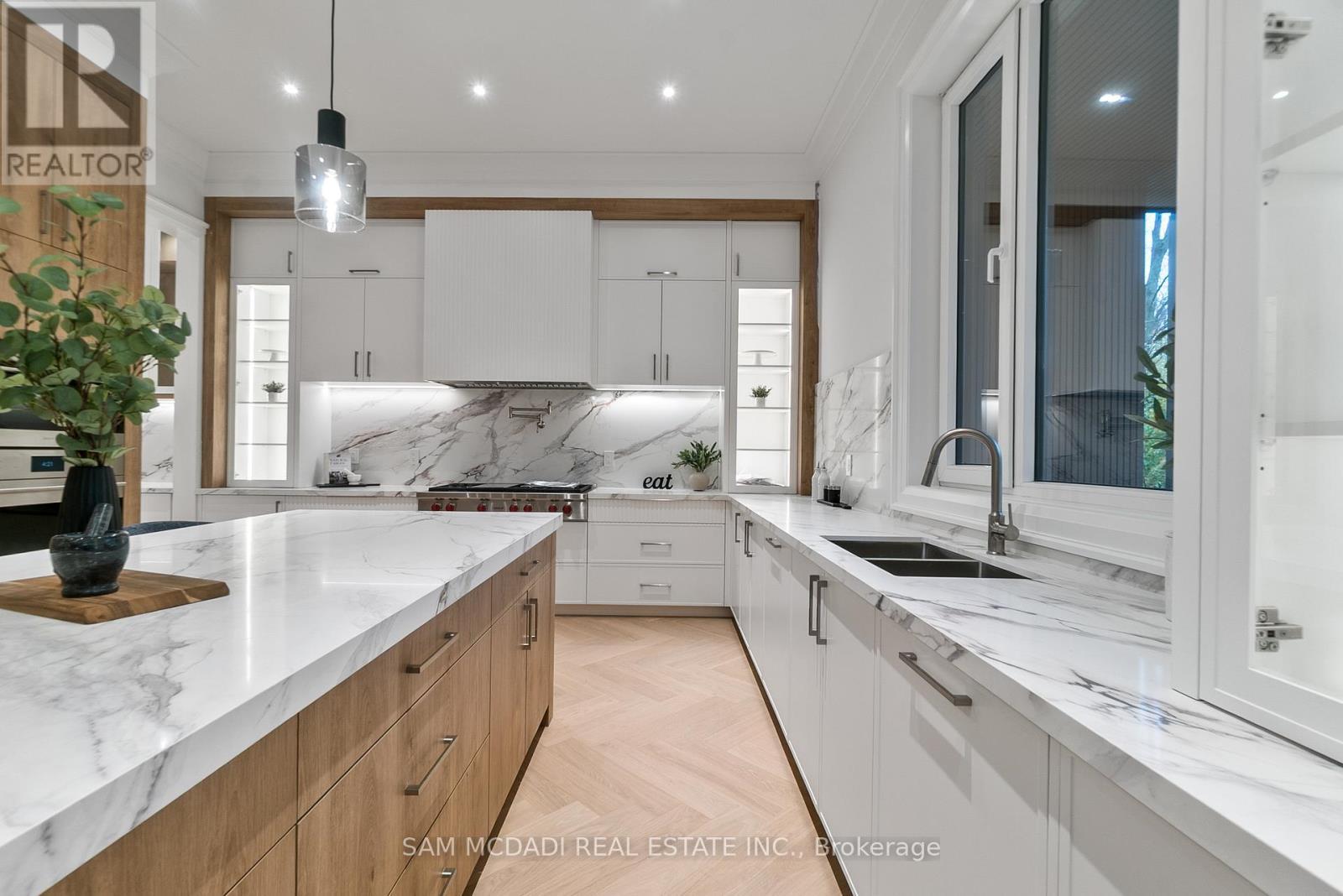 84 Pebbleridge Place, Oakville, ON - Indoor Photo Showing Kitchen With Double Sink With Upgraded Kitchen