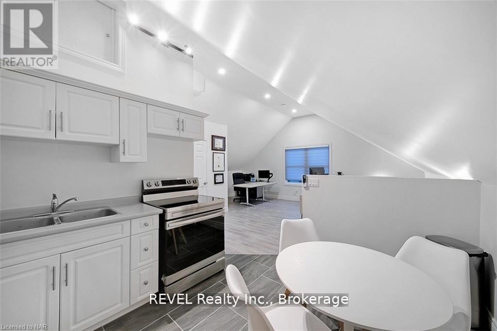 4102 Portage Road, Niagara Falls (Cherrywood), ON - Indoor Photo Showing Kitchen With Double Sink