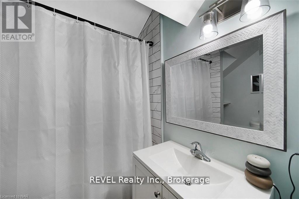 4102 Portage Road, Niagara Falls (Cherrywood), ON - Indoor Photo Showing Bathroom