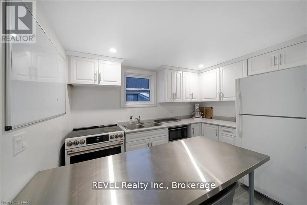 4102 Portage Road, Niagara Falls (Cherrywood), ON - Indoor Photo Showing Kitchen With Double Sink