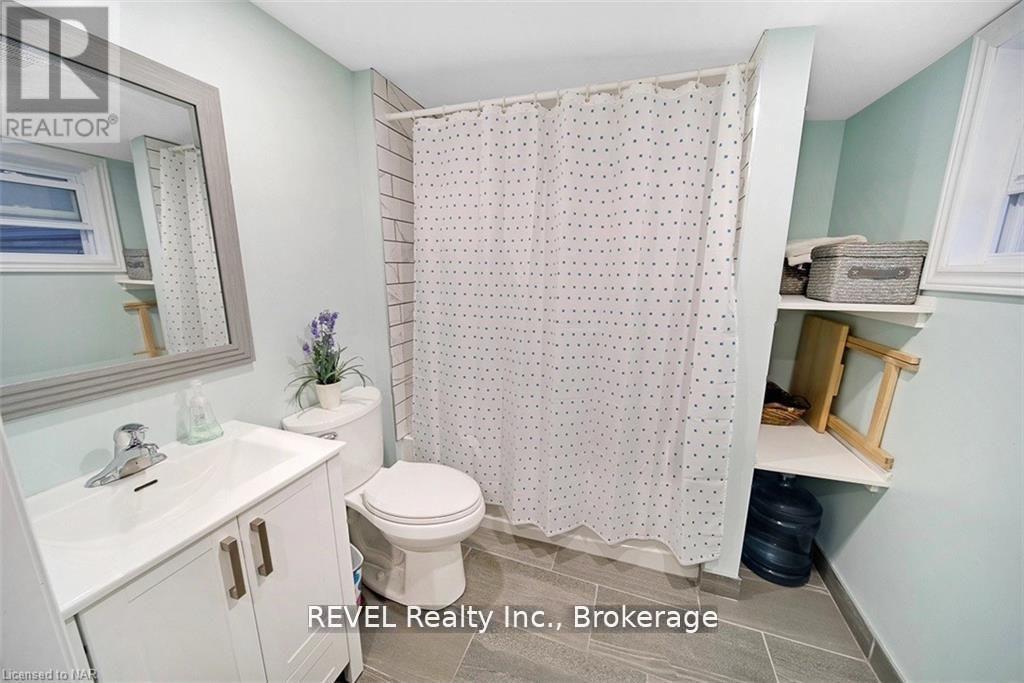 4102 Portage Road, Niagara Falls (Cherrywood), ON - Indoor Photo Showing Bathroom