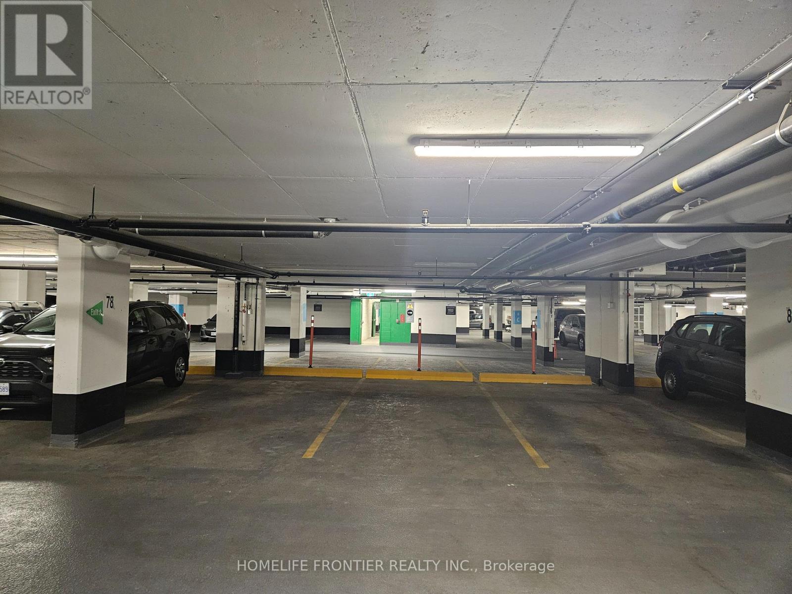 902 - 8 Interchange Way, Vaughan, ON - Indoor Photo Showing Garage