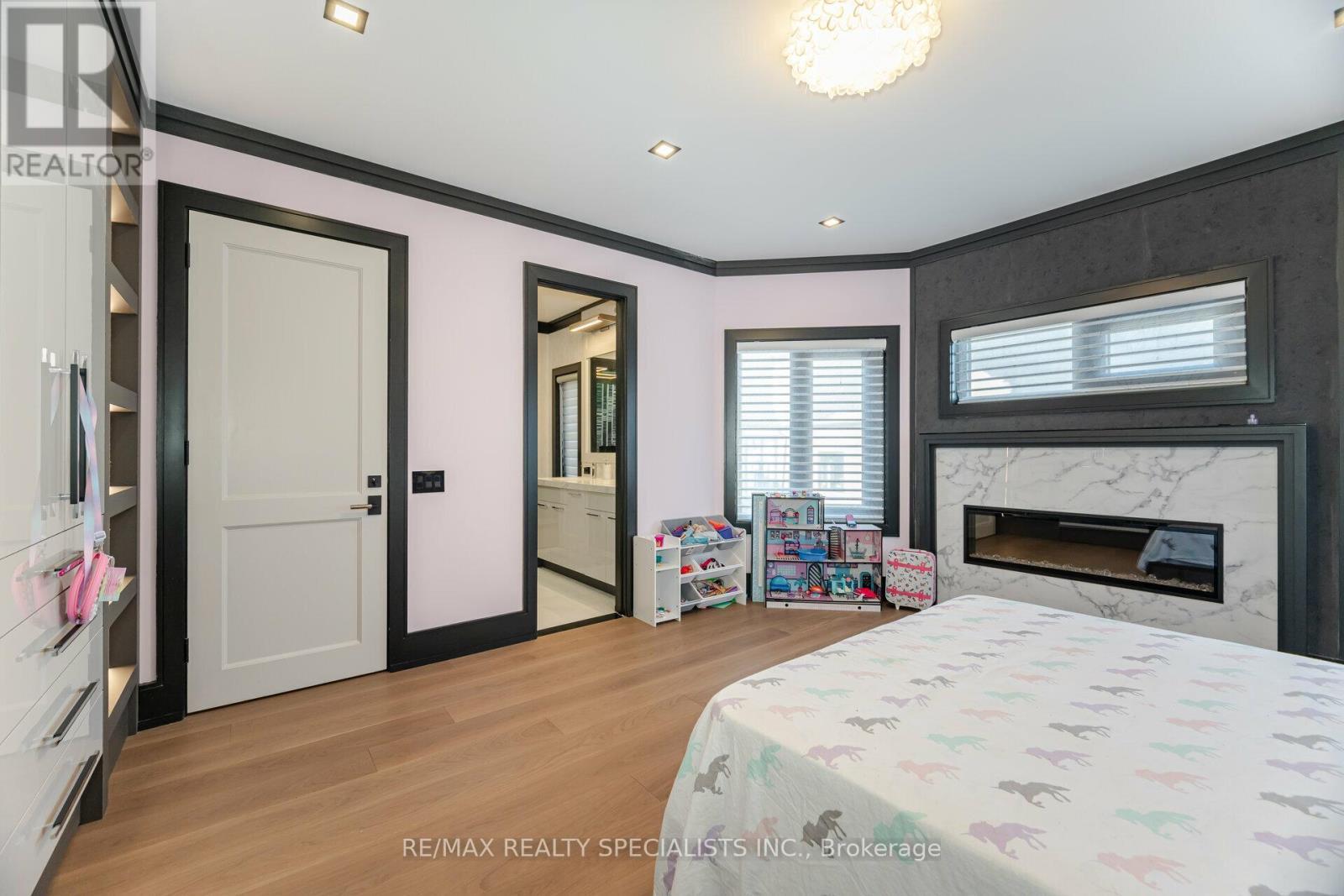 2991 Concession Rd 4 N, Adjala-Tosorontio, ON - Indoor Photo Showing Bedroom With Fireplace