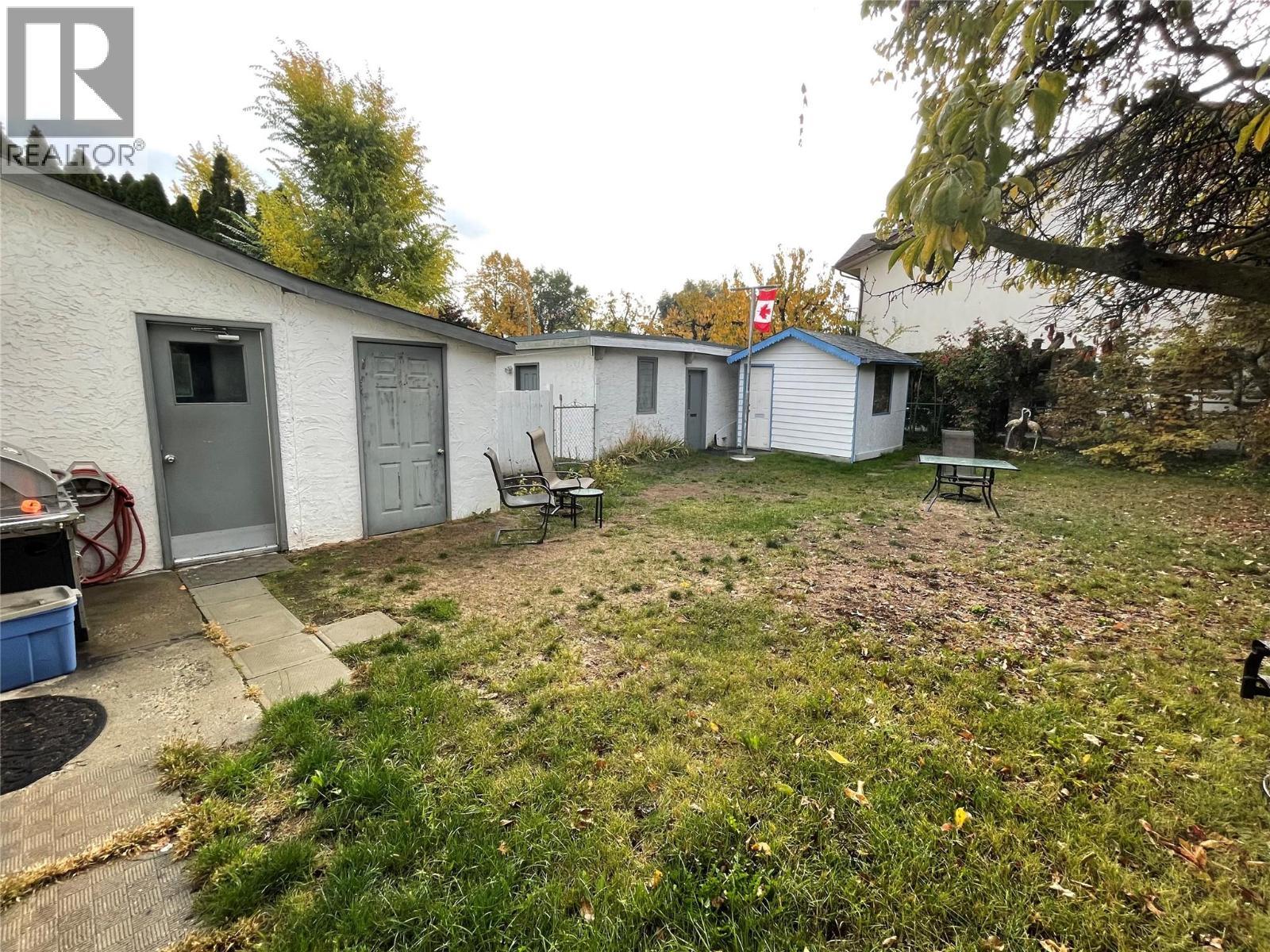 1175-1179 Raymer Avenue, Kelowna, BC - Outdoor