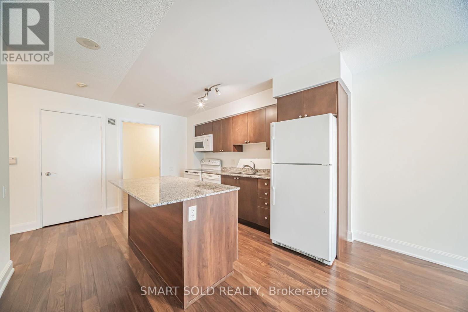 901 - 2191 Yonge Street, Toronto, ON - Indoor Photo Showing Kitchen