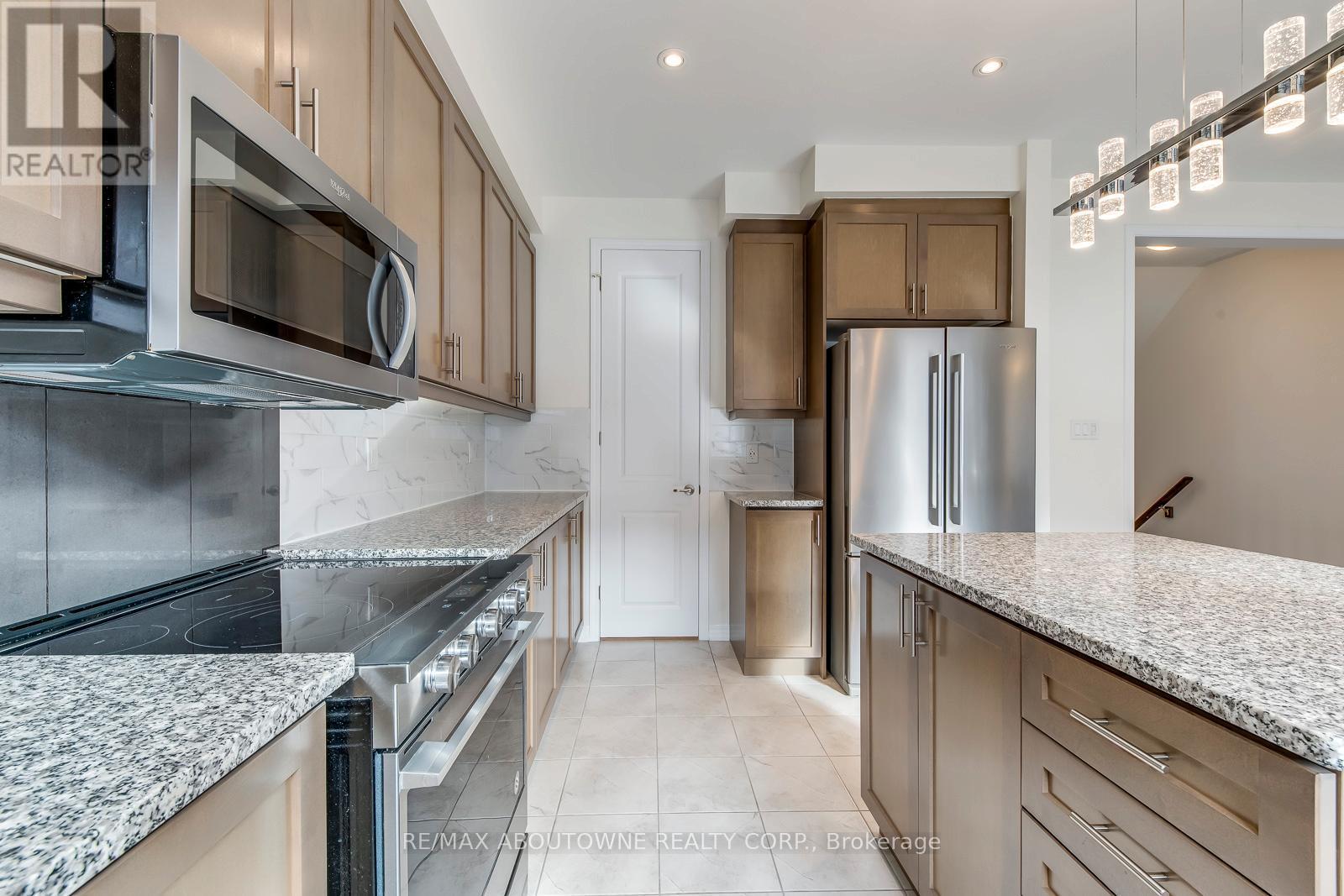 3338 Erasmum Street, Oakville, ON - Indoor Photo Showing Kitchen With Stainless Steel Kitchen With Upgraded Kitchen