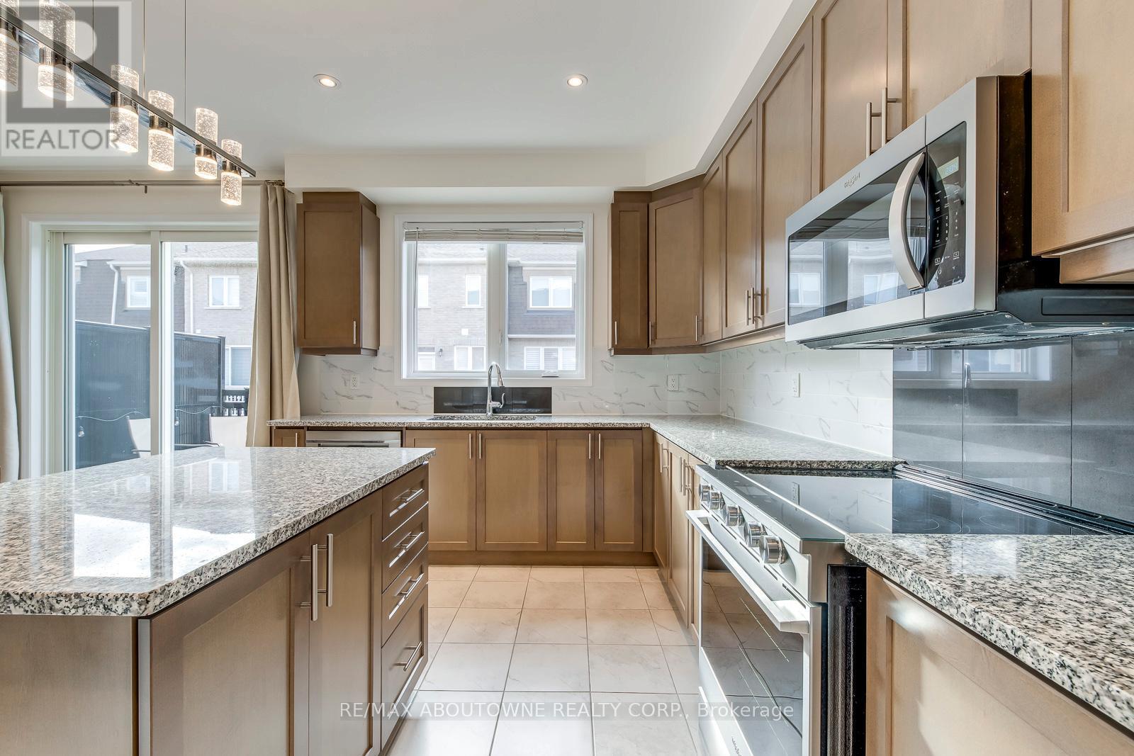 3338 Erasmum Street, Oakville, ON - Indoor Photo Showing Kitchen With Upgraded Kitchen