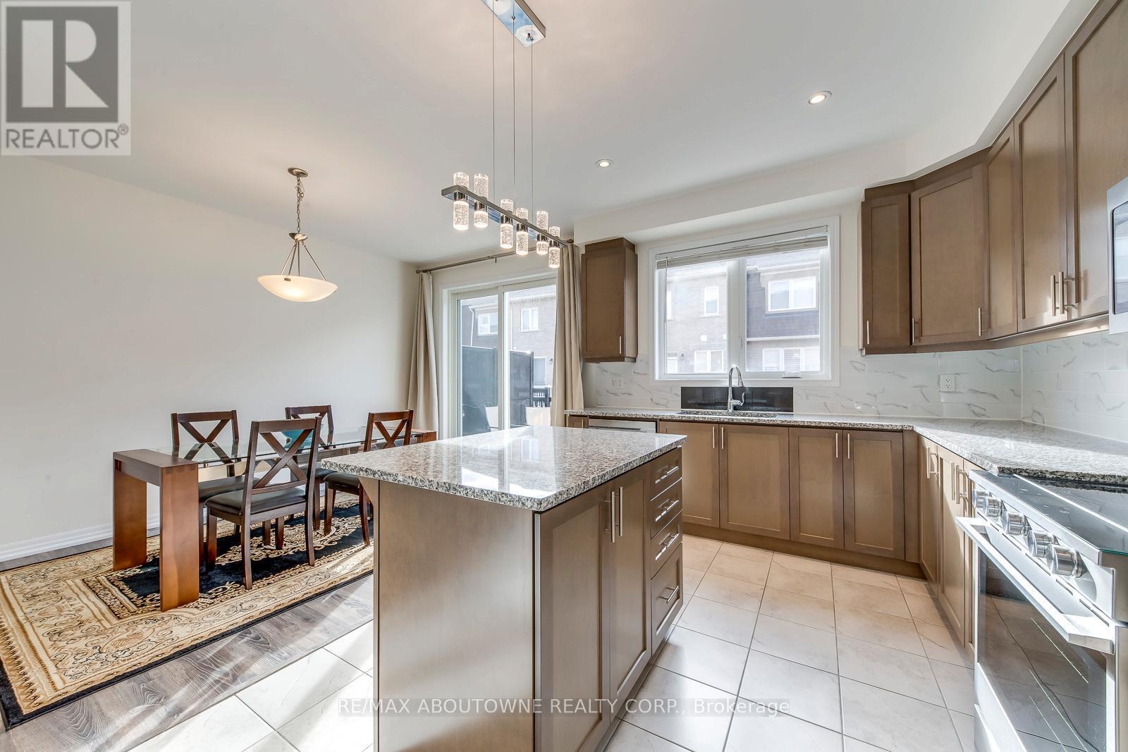 3338 Erasmum Street, Oakville, ON - Indoor Photo Showing Kitchen With Upgraded Kitchen