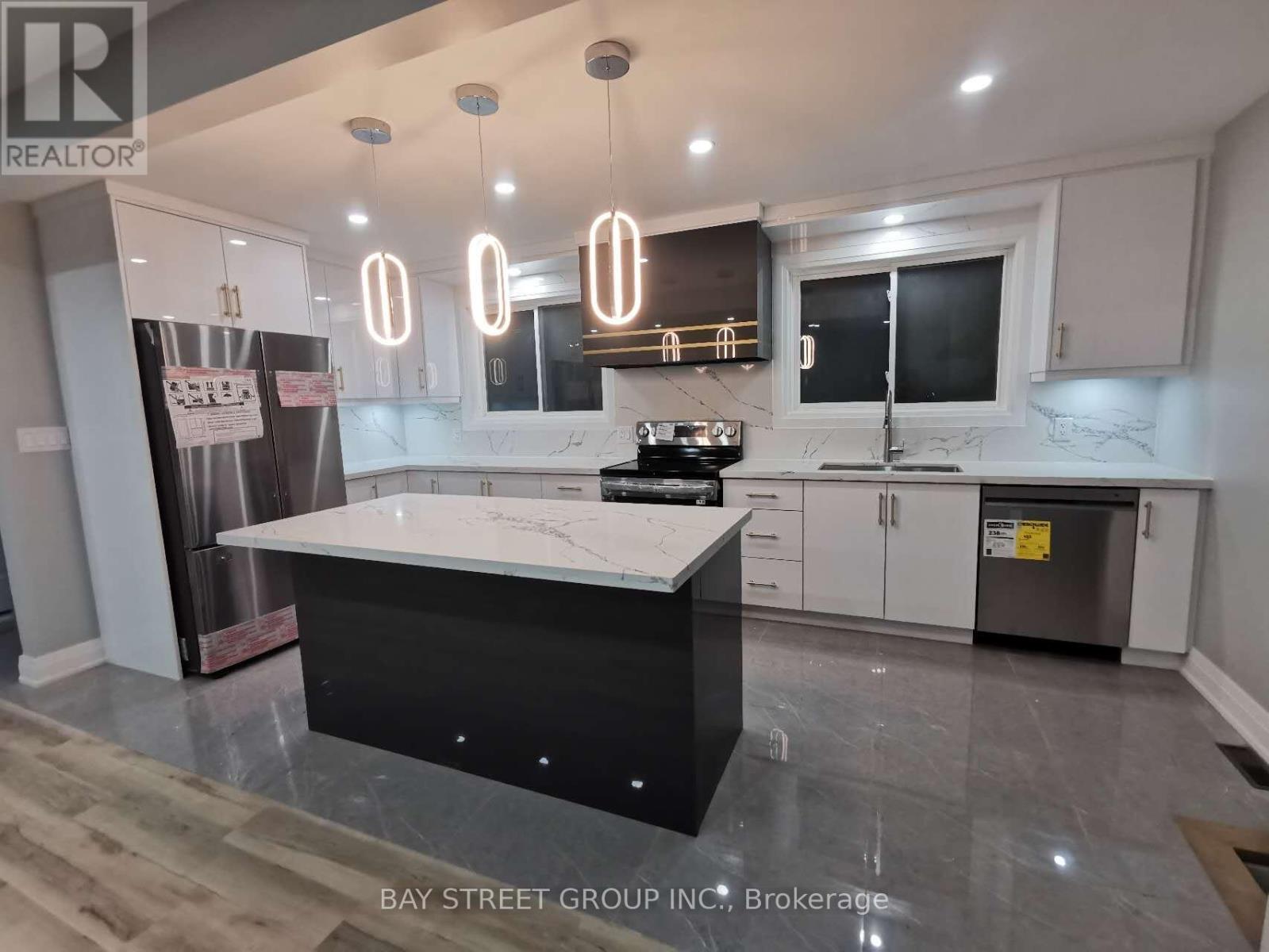 Main - 58 Erinlea Crescent, Toronto, ON - Indoor Photo Showing Kitchen With Upgraded Kitchen