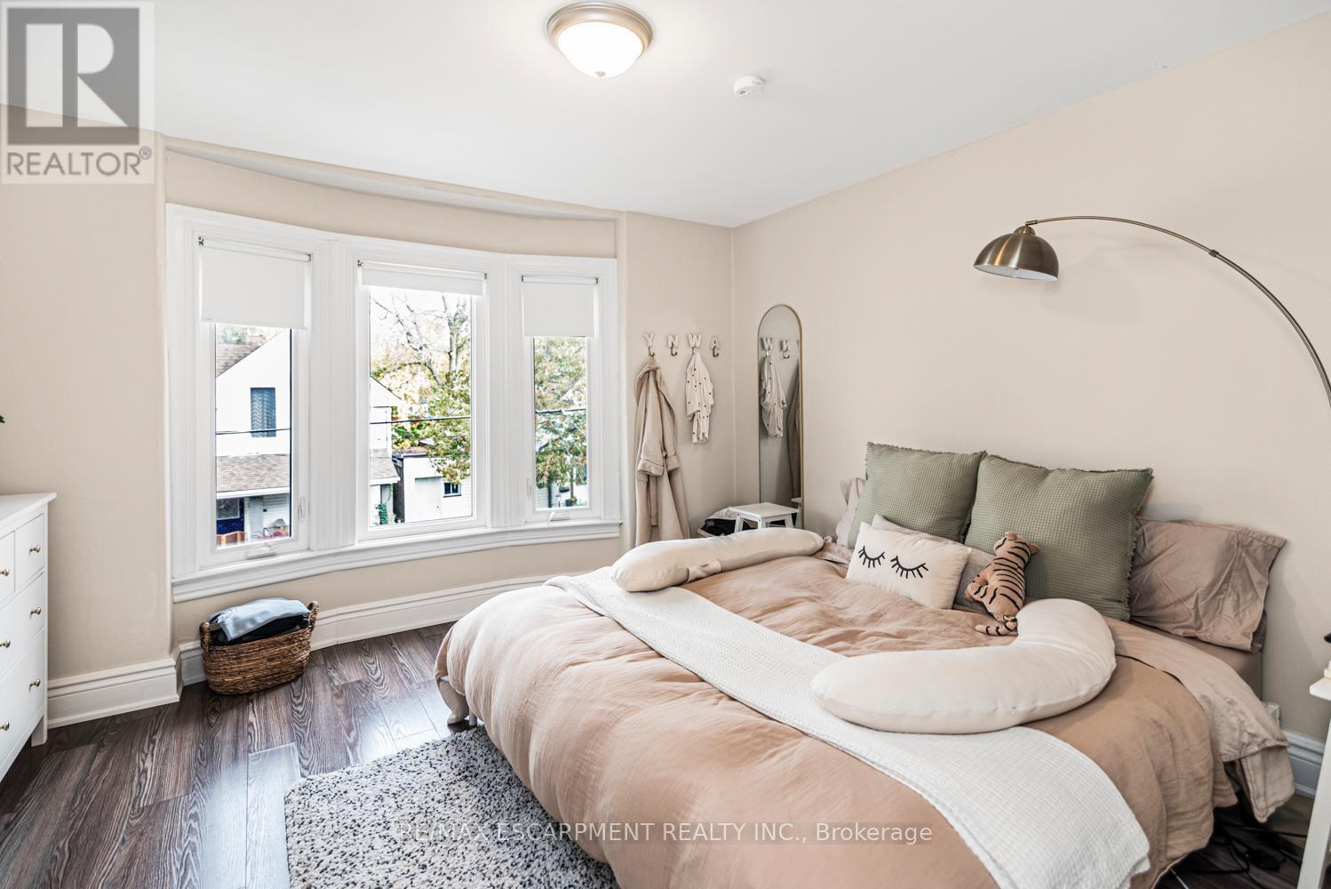 319 Hunter Street W, Hamilton, ON - Indoor Photo Showing Bedroom