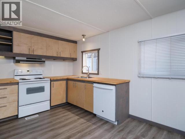 50-833 Range Road, Whitehorse, YT - Indoor Photo Showing Kitchen With Double Sink