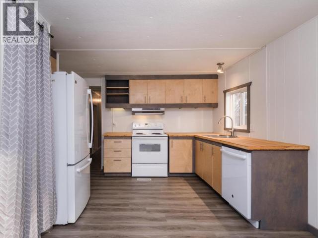 50-833 Range Road, Whitehorse, YT - Indoor Photo Showing Kitchen