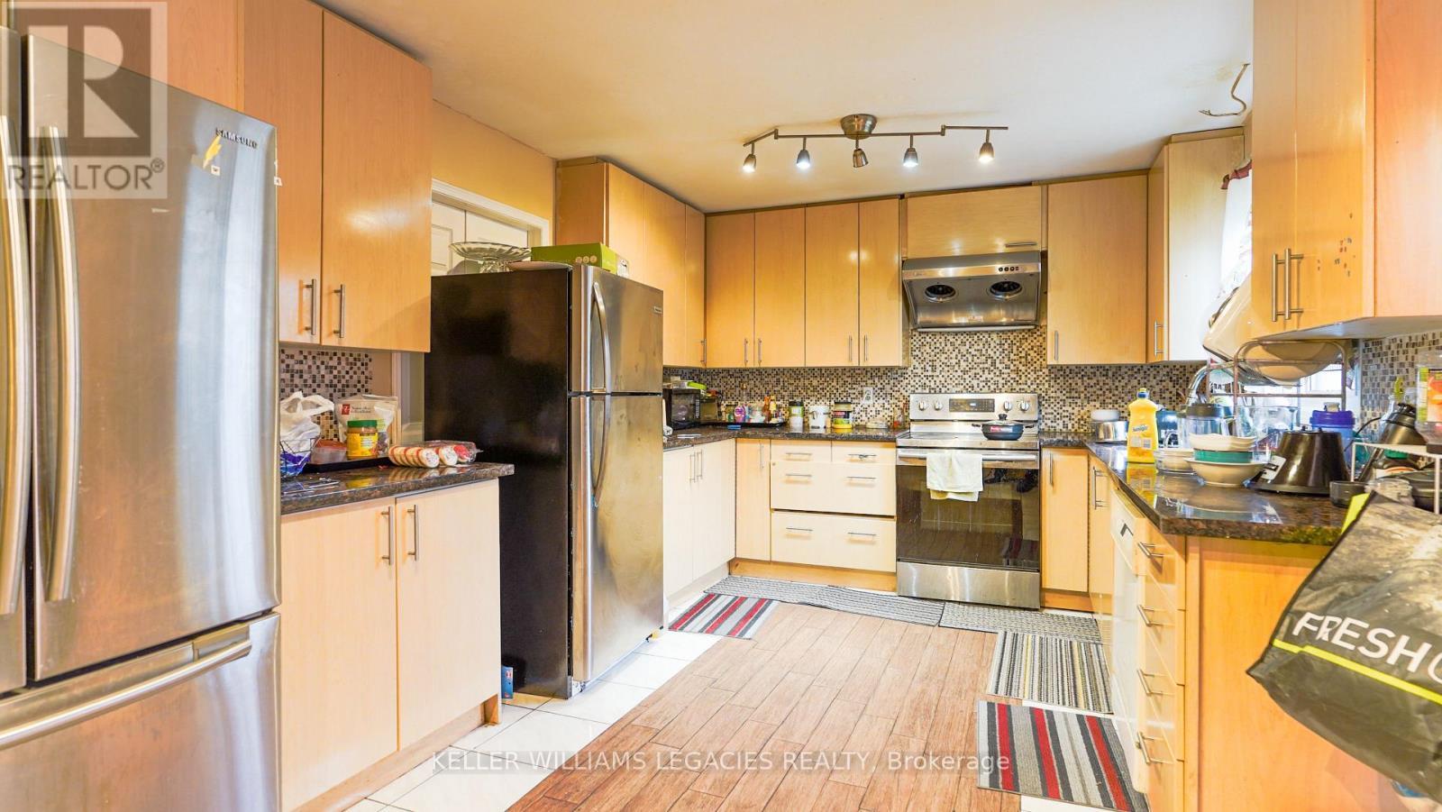 16 Duggan Drive, Brampton, ON - Indoor Photo Showing Kitchen