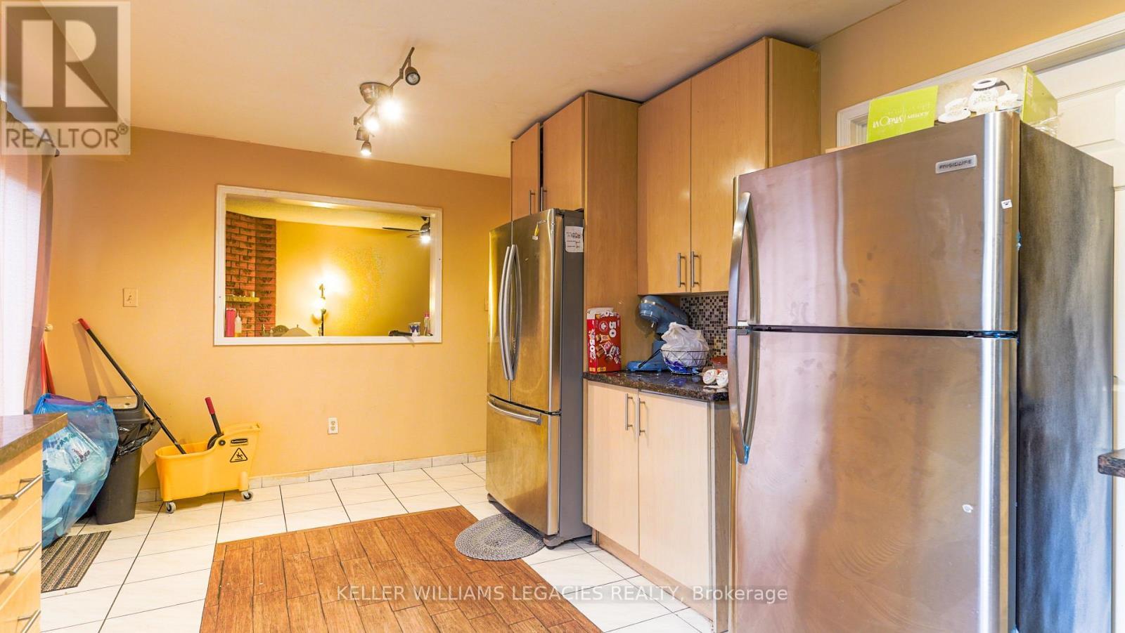 16 Duggan Drive, Brampton, ON - Indoor Photo Showing Kitchen