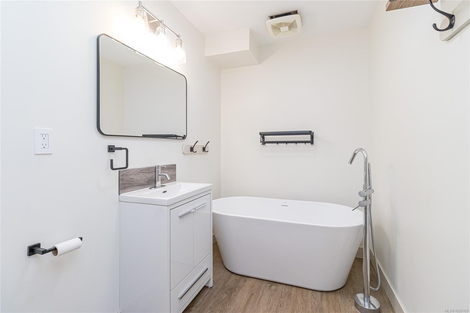 84 Lakeview Ave, Lake Cowichan, BC