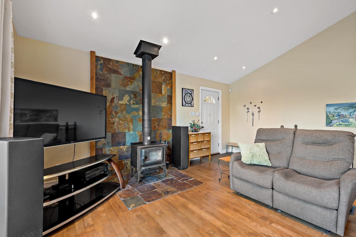 Salon - 1135 Ch. Du Tour-Du-Lac, Nominingue, QC - Indoor Photo Showing Living Room With Fireplace