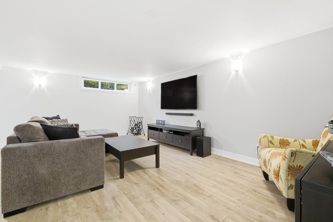 Salle familiale - 323 Rue St-Hubert, Saint-Jean-Sur-Richelieu, QC - Indoor Photo Showing Other Room