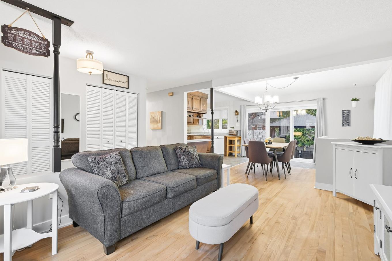 Salon - 323 Rue St-Hubert, Saint-Jean-Sur-Richelieu, QC - Indoor Photo Showing Living Room