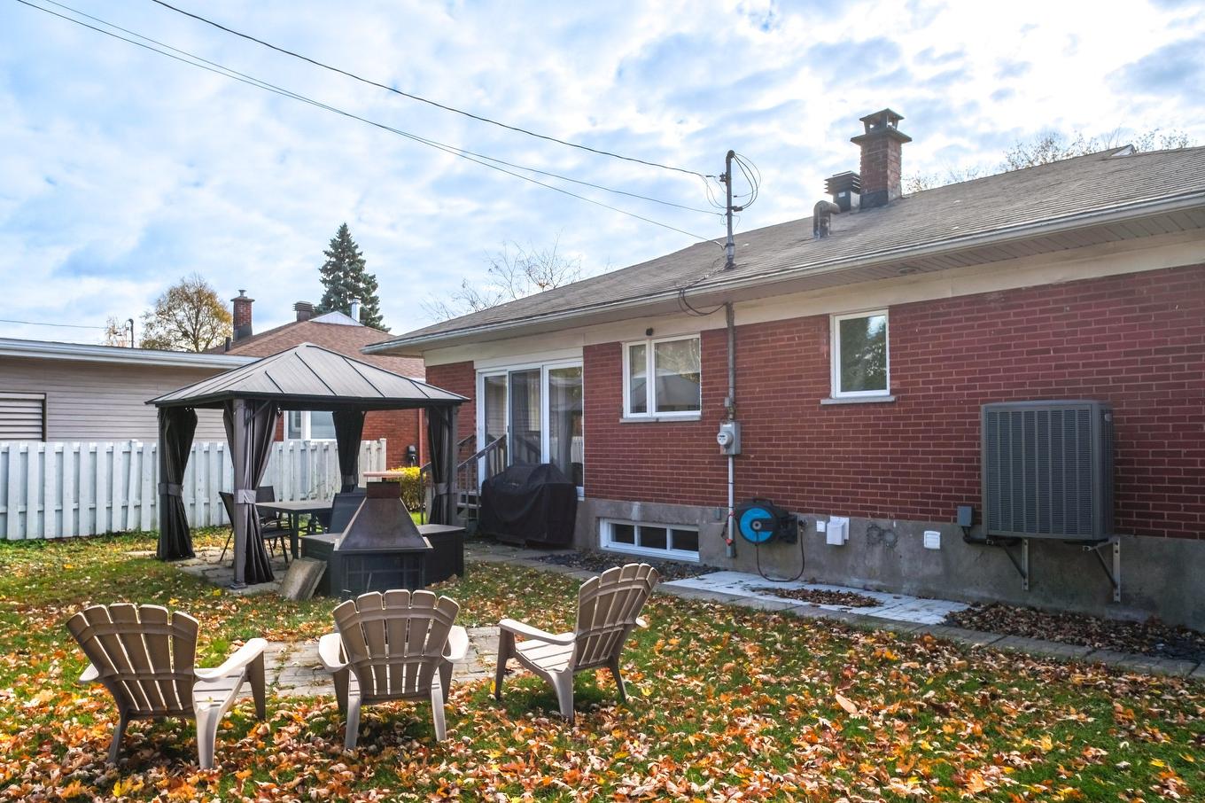 Cour - 323 Rue St-Hubert, Saint-Jean-Sur-Richelieu, QC - Outdoor