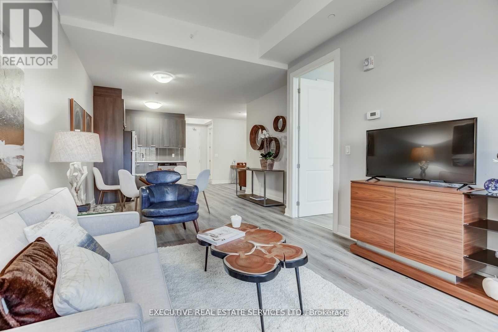 807 - 150 Main Street, Hamilton, ON - Indoor Photo Showing Living Room