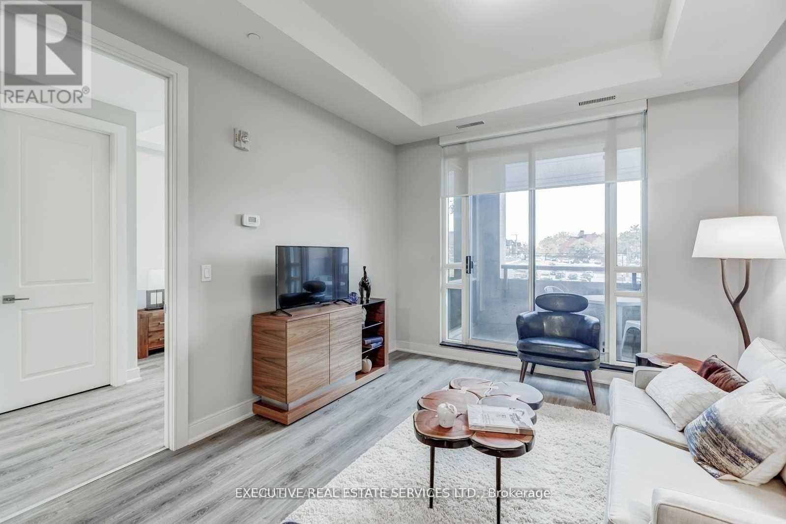 807 - 150 Main Street, Hamilton, ON - Indoor Photo Showing Living Room
