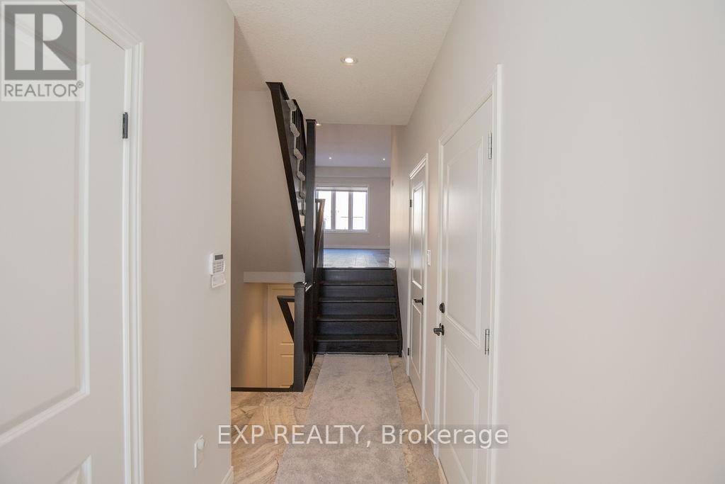 33 Dunrobin Lane, Grimsby, ON - Indoor Photo Showing Other Room