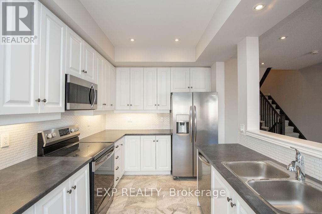 33 Dunrobin Lane, Grimsby, ON - Indoor Photo Showing Kitchen With Double Sink