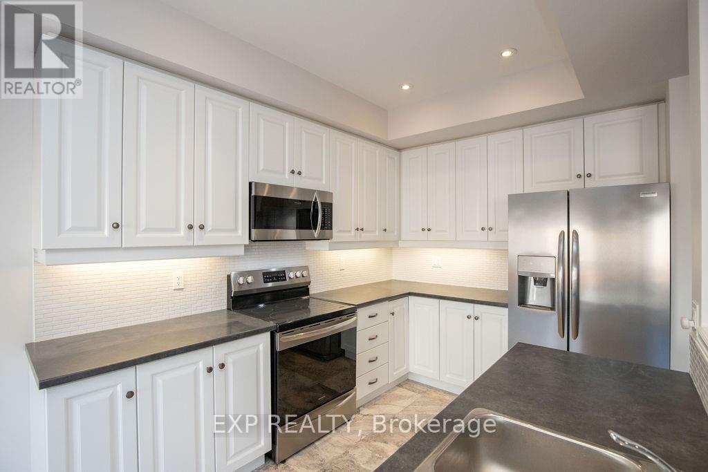 33 Dunrobin Lane, Grimsby, ON - Indoor Photo Showing Kitchen