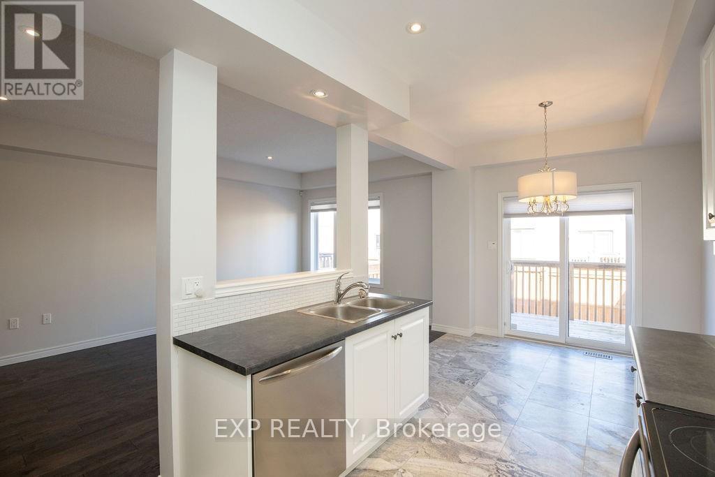 33 Dunrobin Lane, Grimsby, ON - Indoor Photo Showing Kitchen With Double Sink