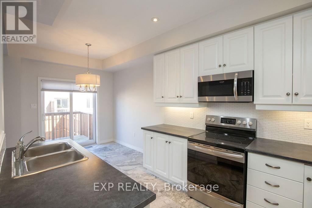 33 Dunrobin Lane, Grimsby, ON - Indoor Photo Showing Kitchen With Double Sink