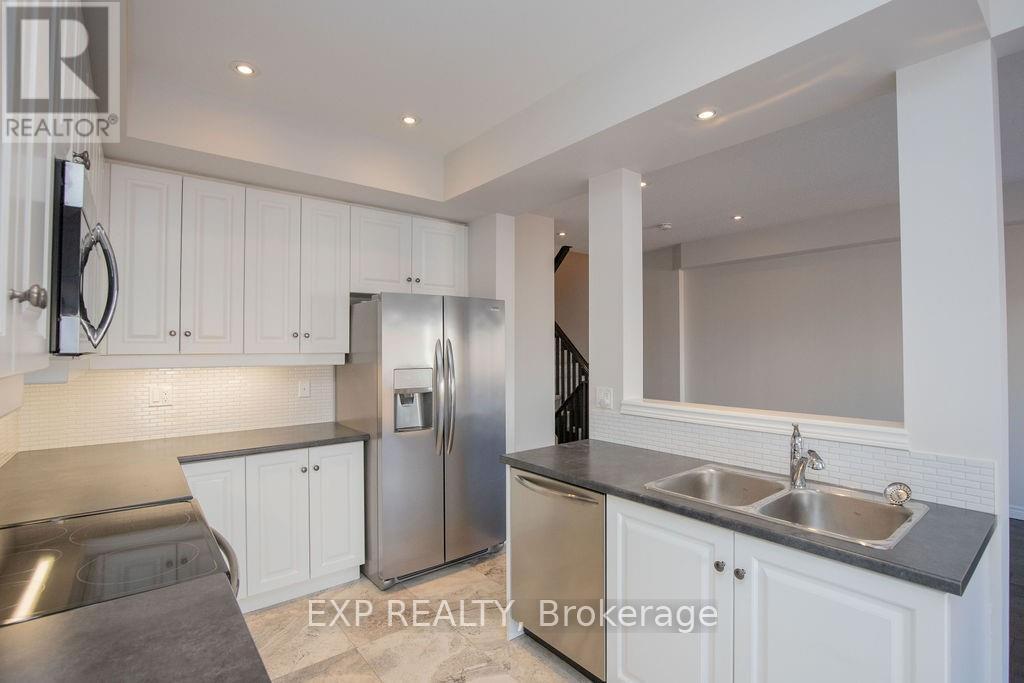 33 Dunrobin Lane, Grimsby, ON - Indoor Photo Showing Kitchen With Double Sink