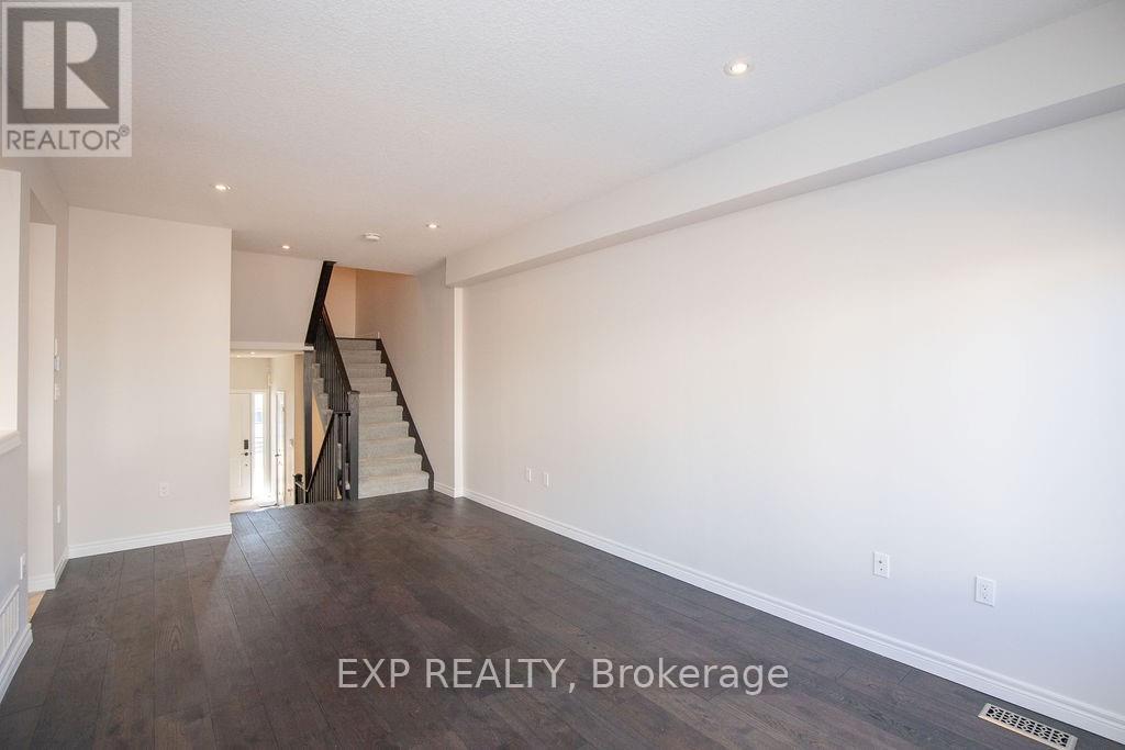 33 Dunrobin Lane, Grimsby, ON - Indoor Photo Showing Other Room