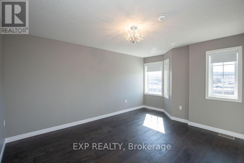 33 Dunrobin Lane, Grimsby, ON - Indoor Photo Showing Other Room