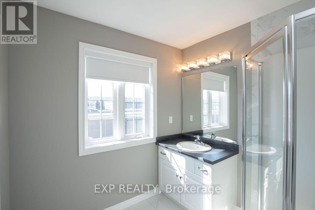 33 Dunrobin Lane, Grimsby, ON - Indoor Photo Showing Bathroom